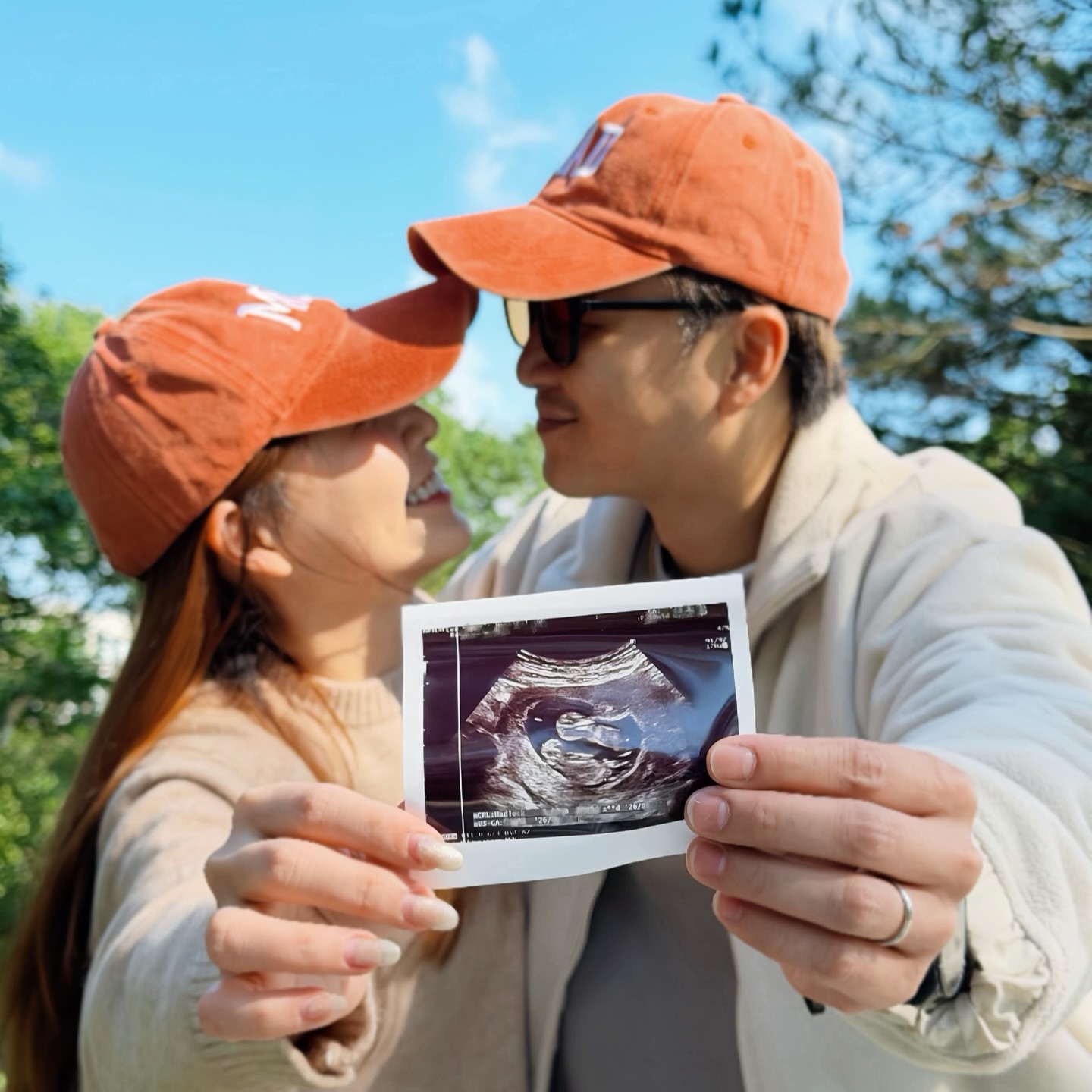 謝京穎證實懷孕,還懷上雙胞胎。(圖/翻攝謝京穎臉書)