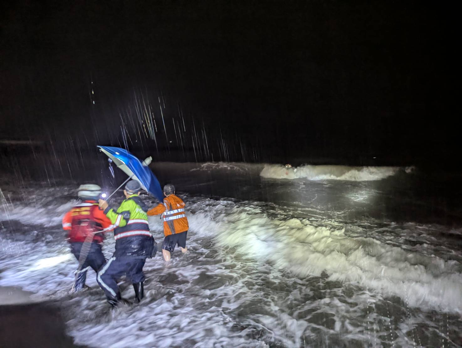 ▲黃金海岸深夜驚魂！2女落海 1人搶救不治1人倖存（圖／記者王俊勝 翻攝）