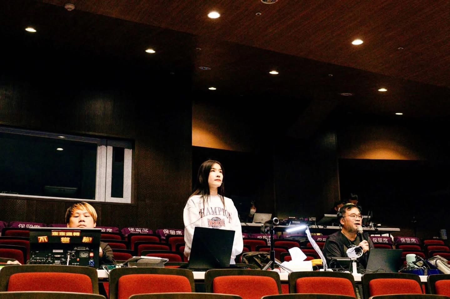 小嫻發文表示母親離世，是舞台生涯最艱難的時刻。（圖／翻攝小嫻臉書）