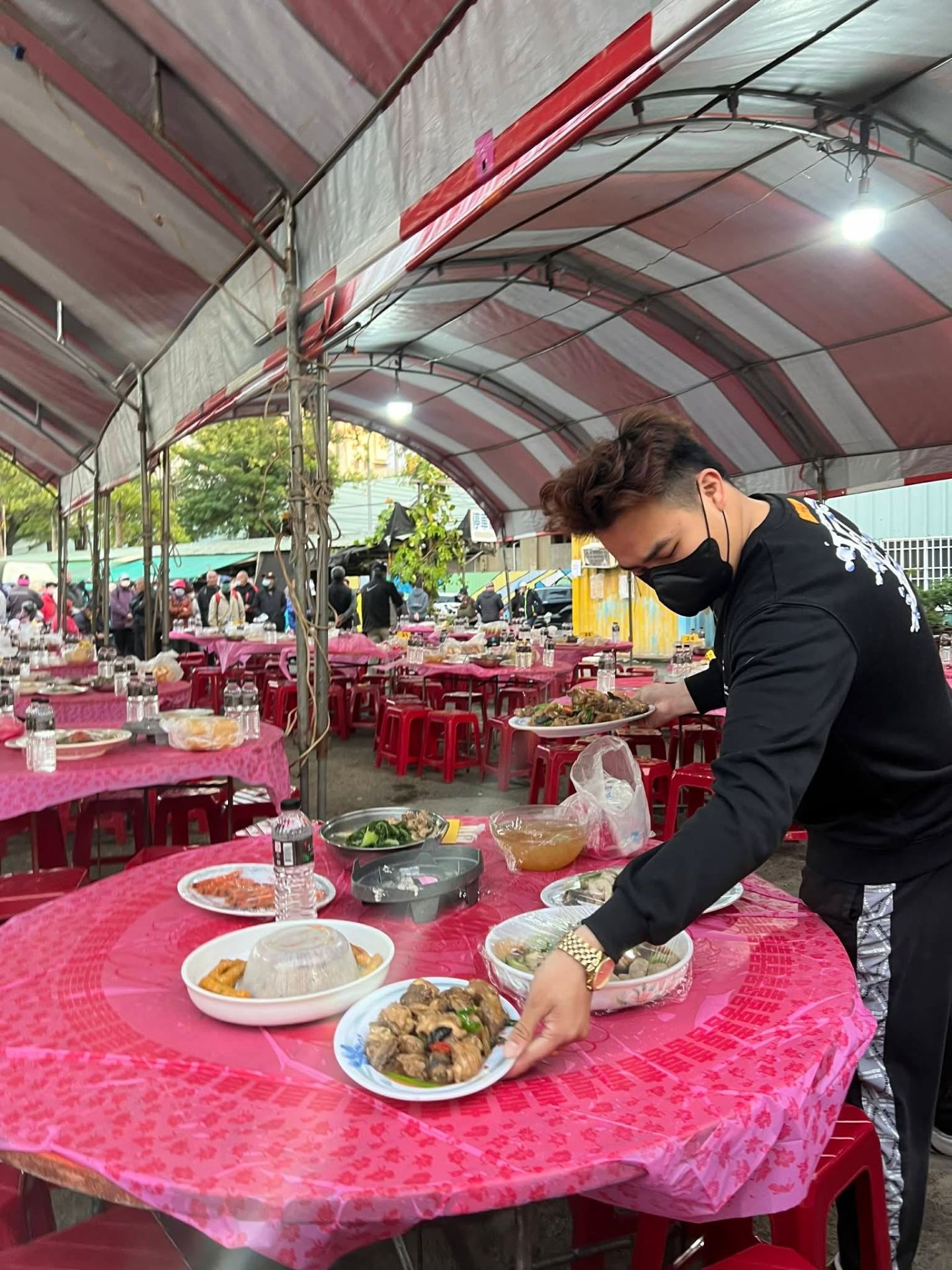 志工提前準備圍爐餐點,為除夕夜的愛心饗宴做足準備,盼讓弱勢群族與獨居長者吃上一頓溫暖的年夜飯。