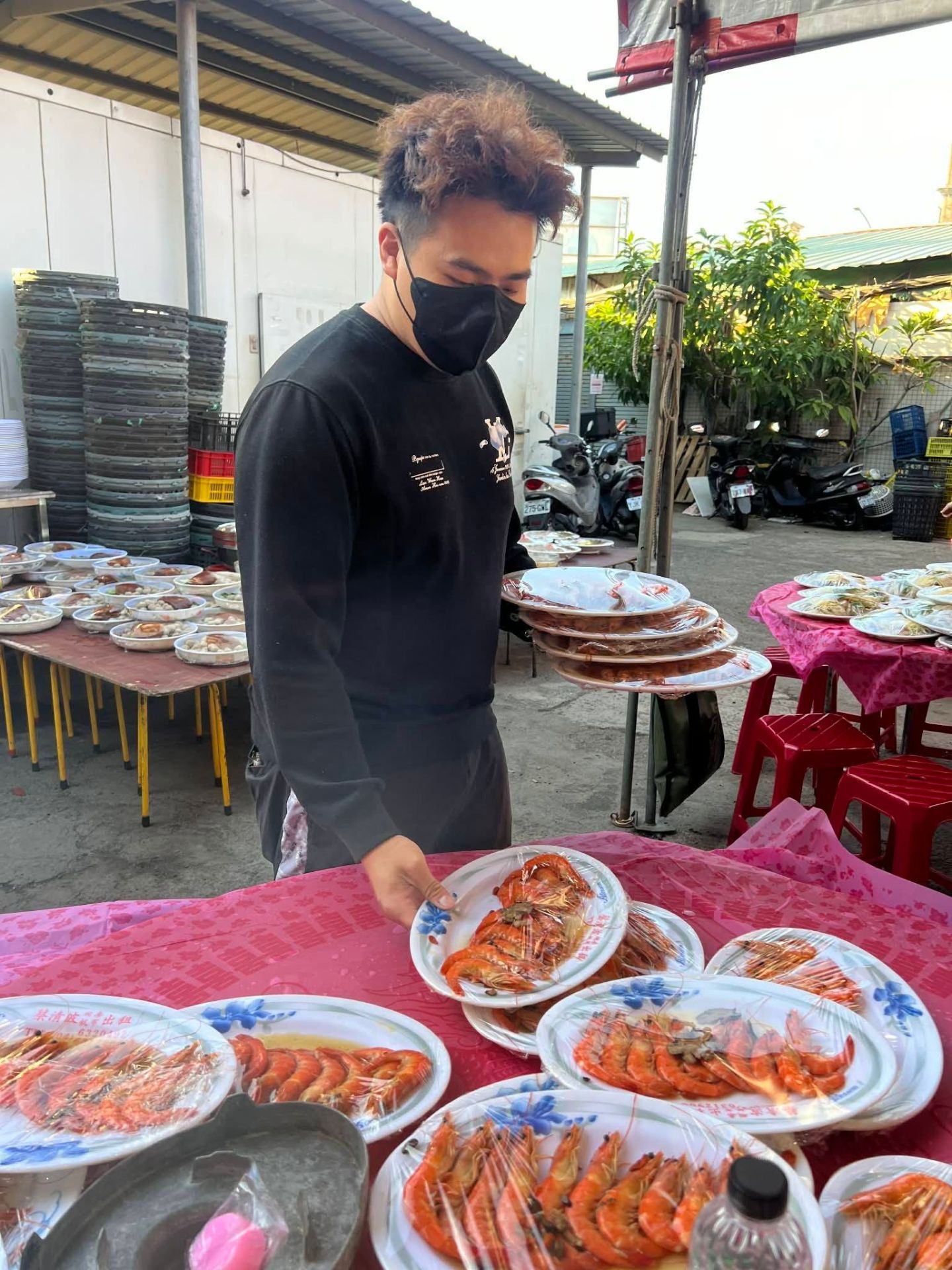 志工提前準備圍爐餐點,為除夕夜的愛心饗宴做足準備,盼讓弱勢群族與獨居長者吃上一頓溫暖的年夜飯。