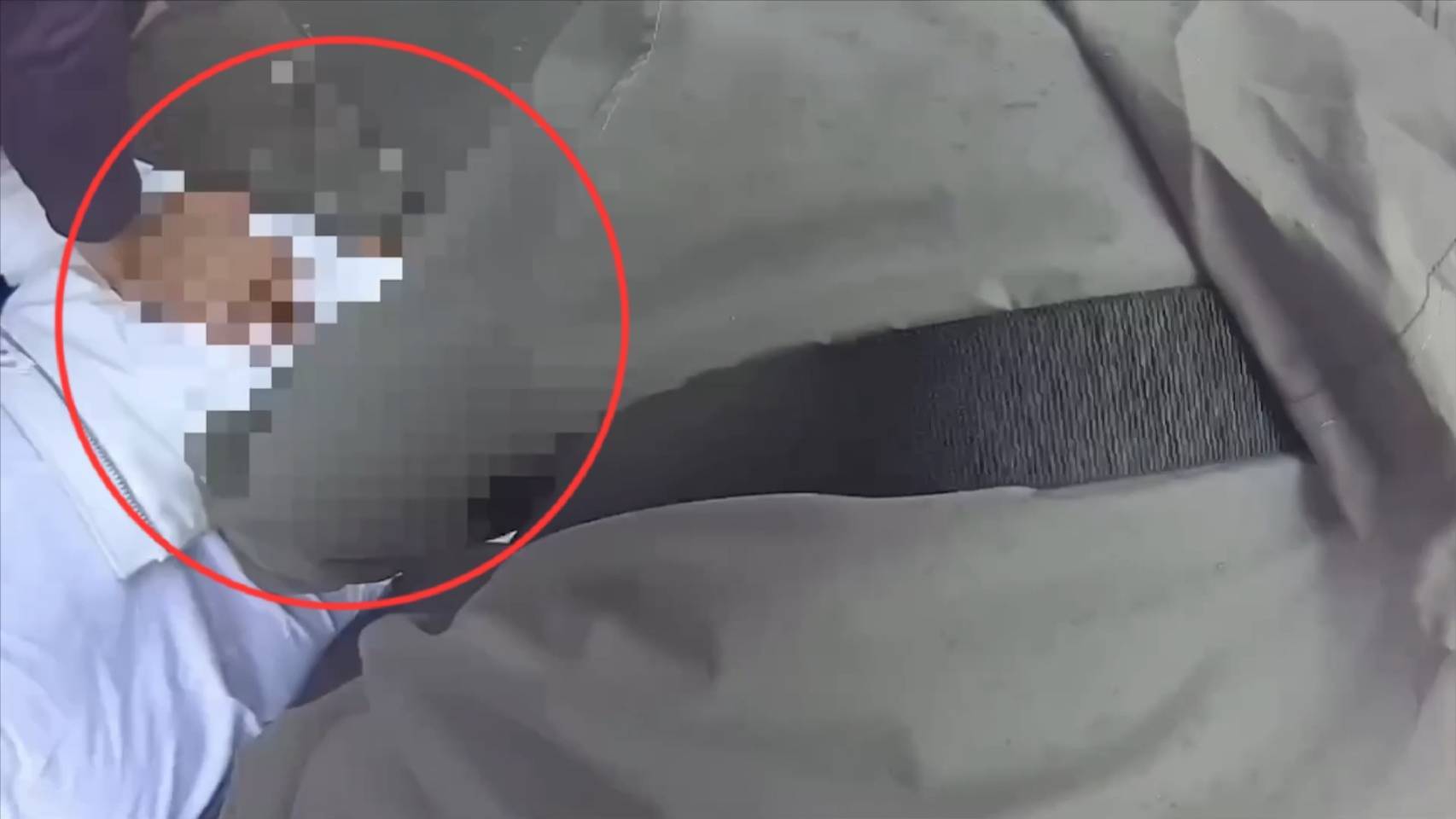 ▲警方包圍車手。（翻攝畫面）