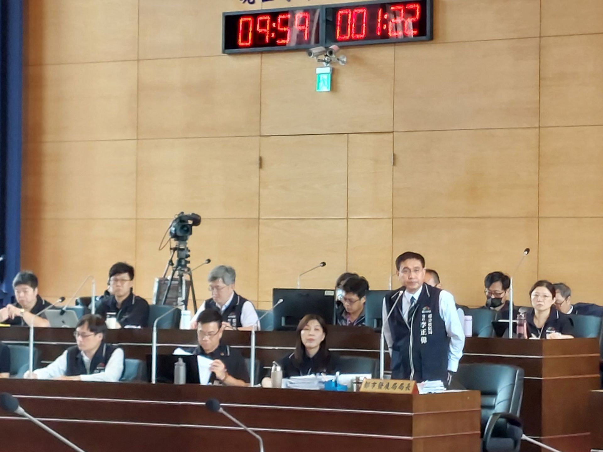 ▲ 台中市政府都發局長李正偉起身回覆議員，有關「都發局」所屬各項推展業務議題質詢。（圖／記者游穎達攝）