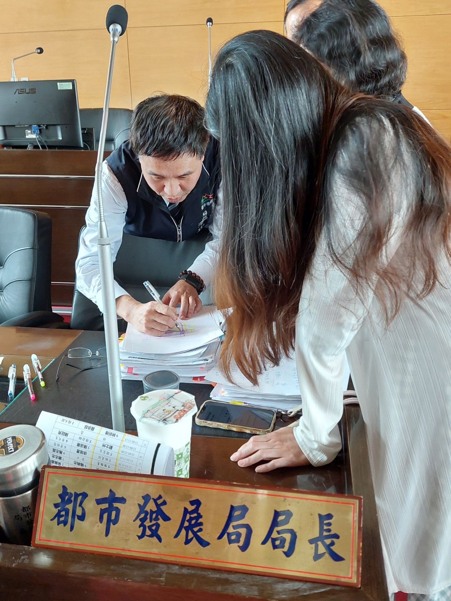 ▲ 台中市政府都發局長李正偉用積極、負責態度，來回應不止是議員於議會所質詢議題，甚至府會記者對於議題報導有不明白處詢問，也以認真態度看待及回應！。（圖／記者游穎達攝）