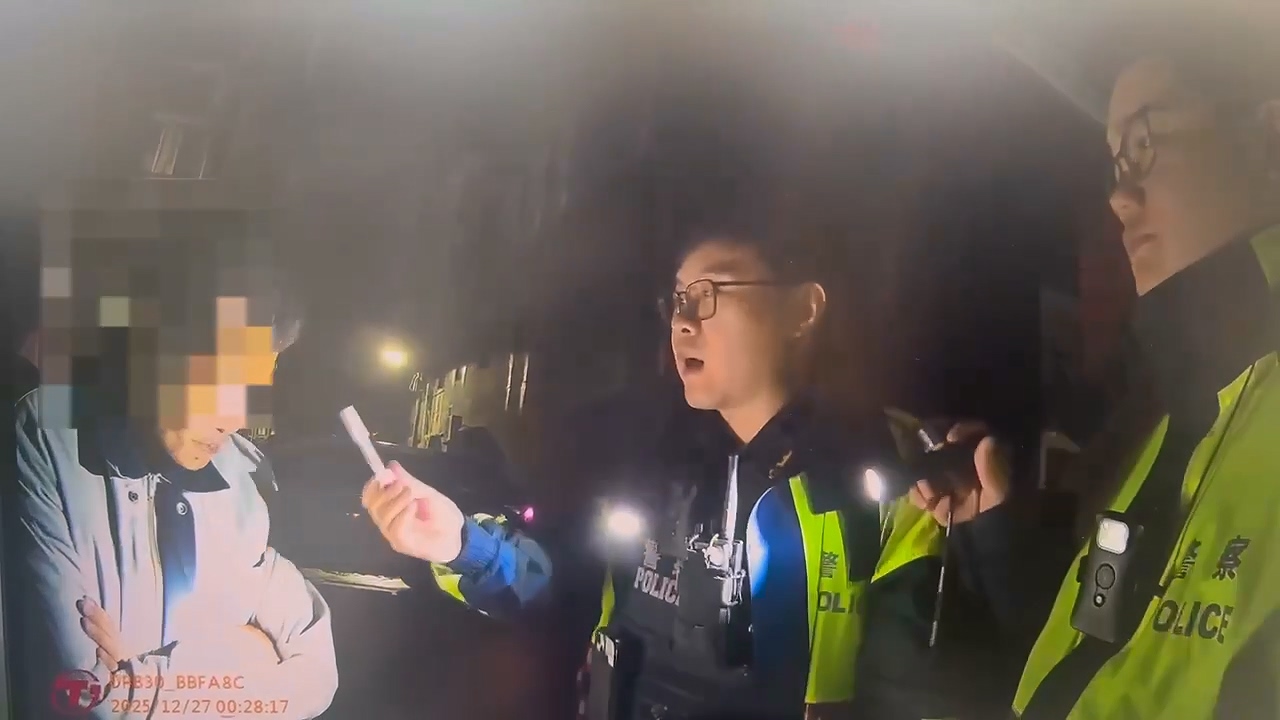 ▲警方將人帶下車。（翻攝畫面）