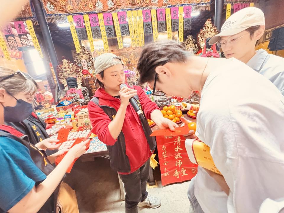 王子與毛弟現身團拜。(圖/翻攝大溪鳳山寺廣澤宮臉書)