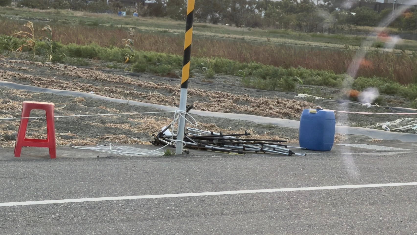 ▲有人有腳架及椅子佔位擋民眾出入，遭當垃圾丟棄（圖／網友 林文添 提供；記者王俊勝 翻攝）