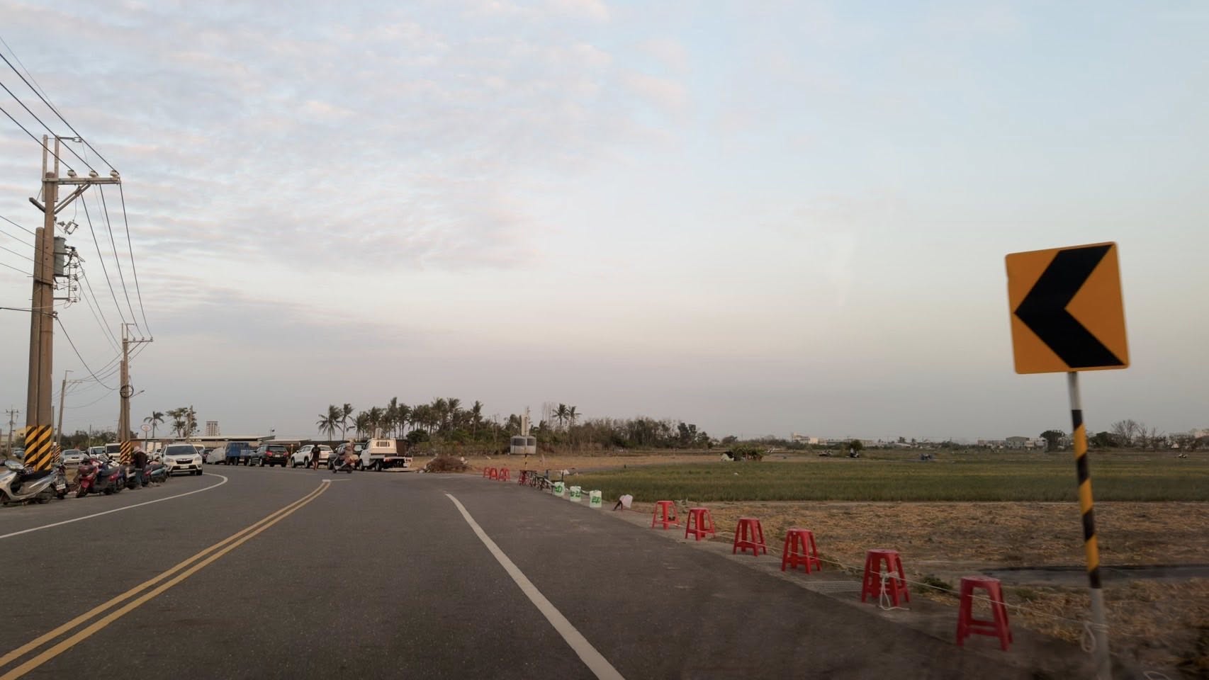 ▲一整排紅色塑膠椅（圖／網友 林文添 提供；記者王俊勝 翻攝）