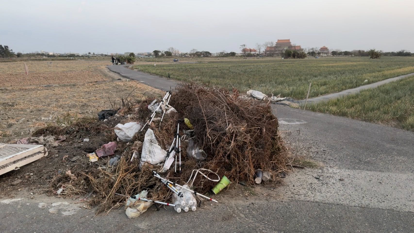 ▲腳架「提早卡位」擋農民出入 整組遭丟垃圾堆（圖／網友 林文添 提供；記者王俊勝 翻攝）