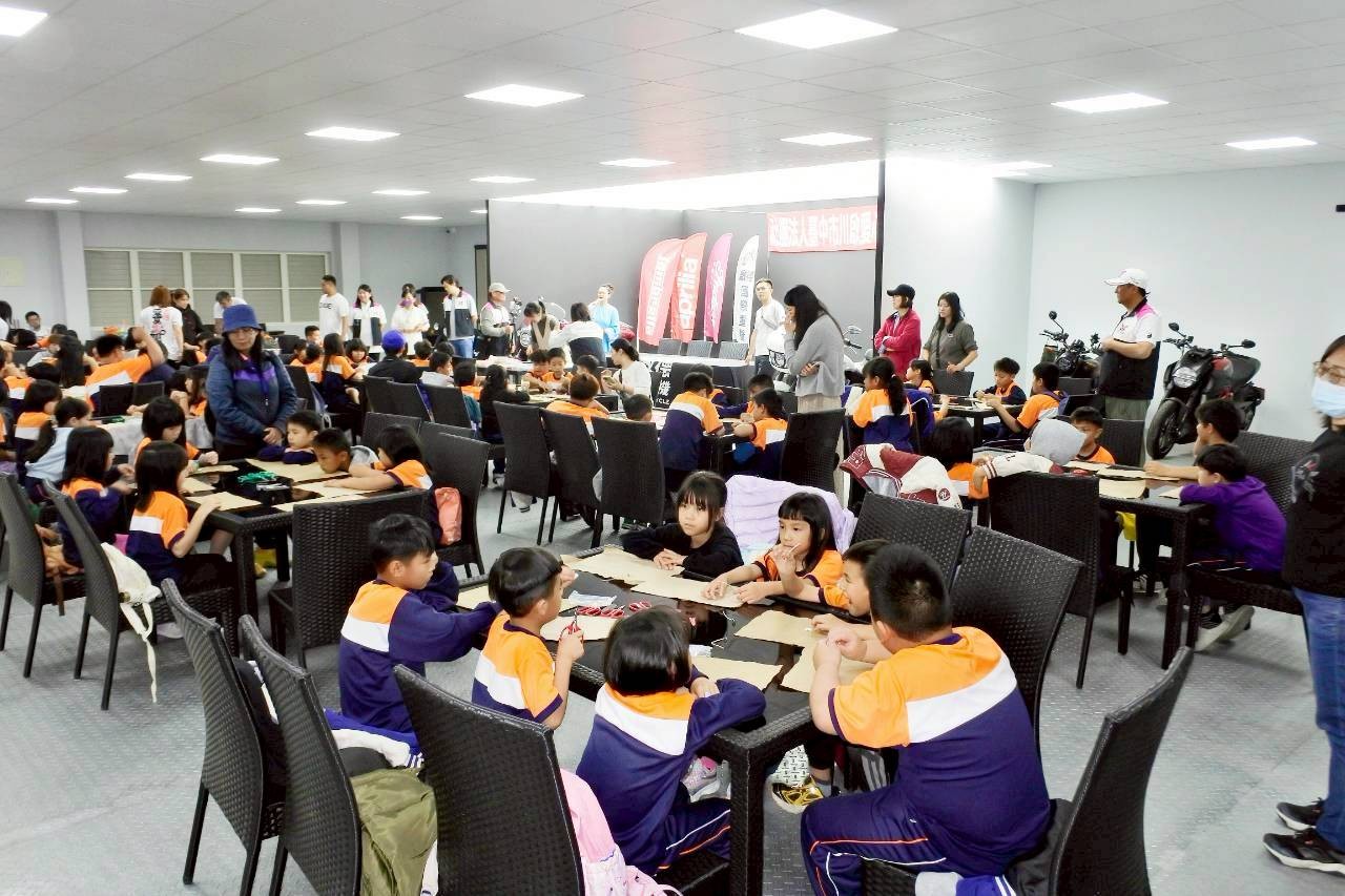 學童參與手作課程，在志工與老師陪伴下進行DIY體驗活動，在歡笑與互動中培養創意與學習樂趣。