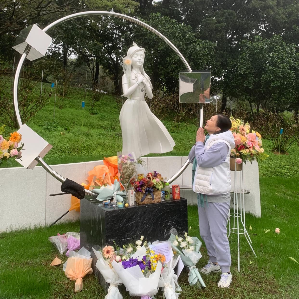 S媽冒風雨赴金寶山看大S。（圖／翻攝黃春梅臉書）