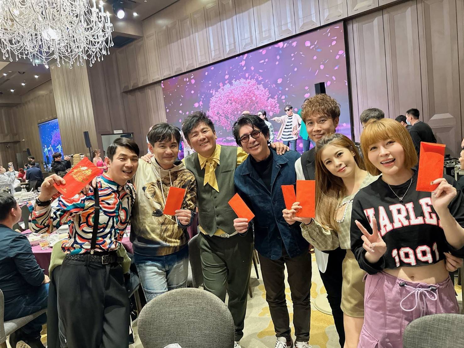 尾牙「人人有獎」摸彩活動掀起高潮，最大獎10萬元現金引發全場歡呼。