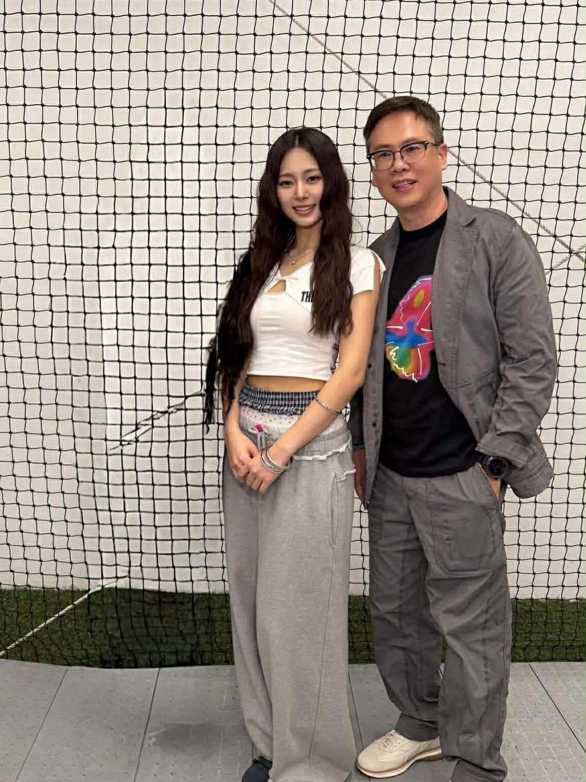 賈永婕分享和周子瑜的合照,沒想到老公竟然修圖修掉她。(圖/翻攝賈永婕臉書)