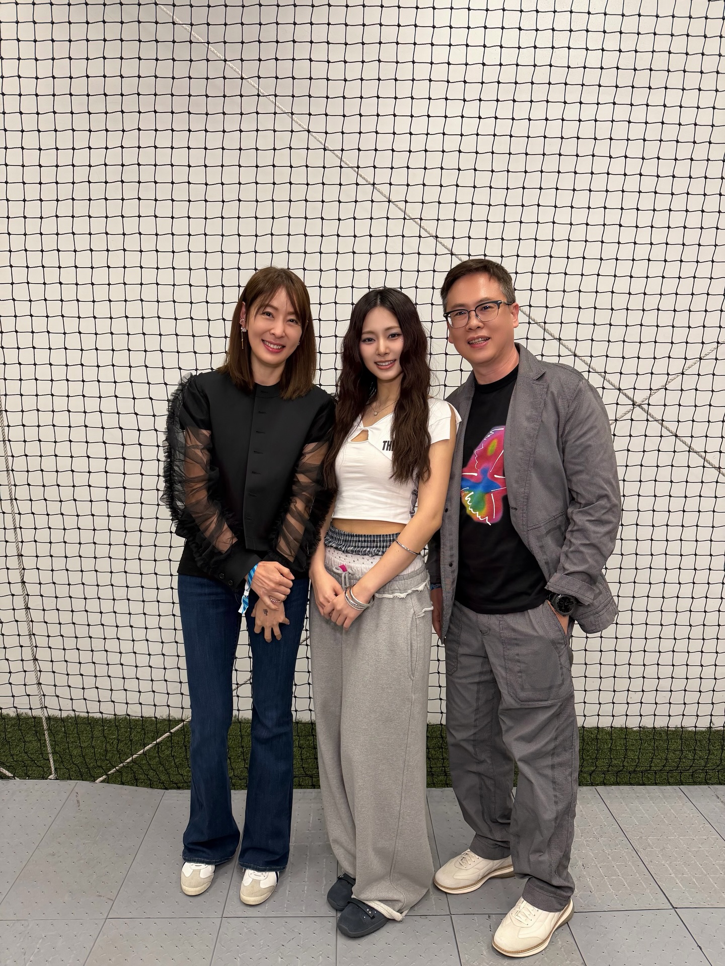 賈永婕分享和周子瑜的合照,沒想到老公竟然修圖修掉她。(圖/翻攝賈永婕臉書)