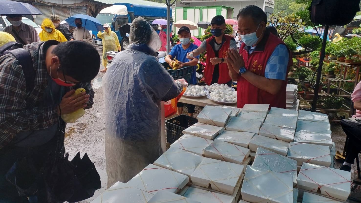 「熱的，真好…」阿伯一句話逼哭全場！ 普聖宮送便當畫面曝光