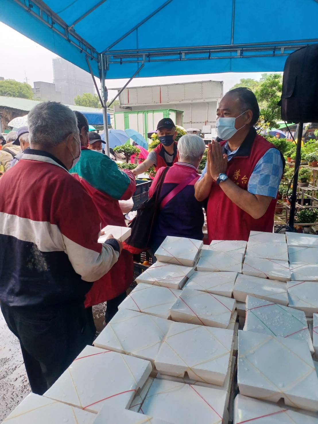 「熱的，真好…」阿伯一句話逼哭全場！ 普聖宮送便當畫面曝光