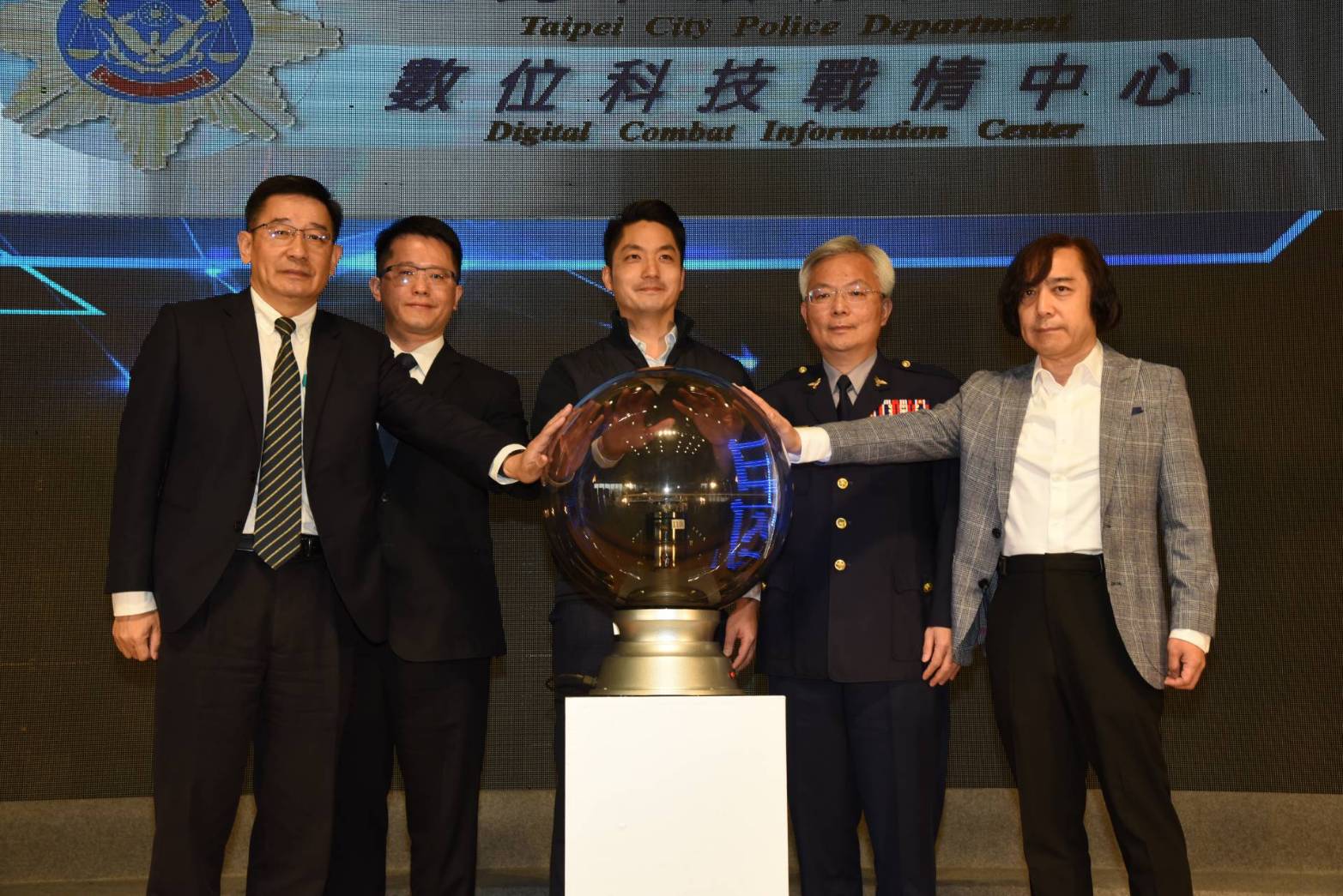 臺北市長參訪臺北市政府警察局「數位科技戰情中心」,了解智慧科技於治安防制與大型活動維安中的應用情形。官方提供