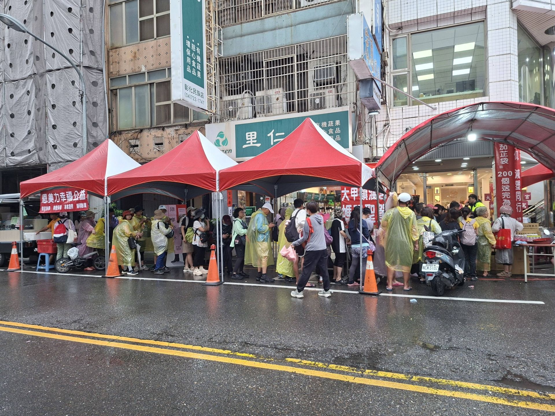 大甲媽祖回鑾熱潮！宏恩眼鏡第12年設點接駕　萬份蔬食、壓轎金結緣感動香客