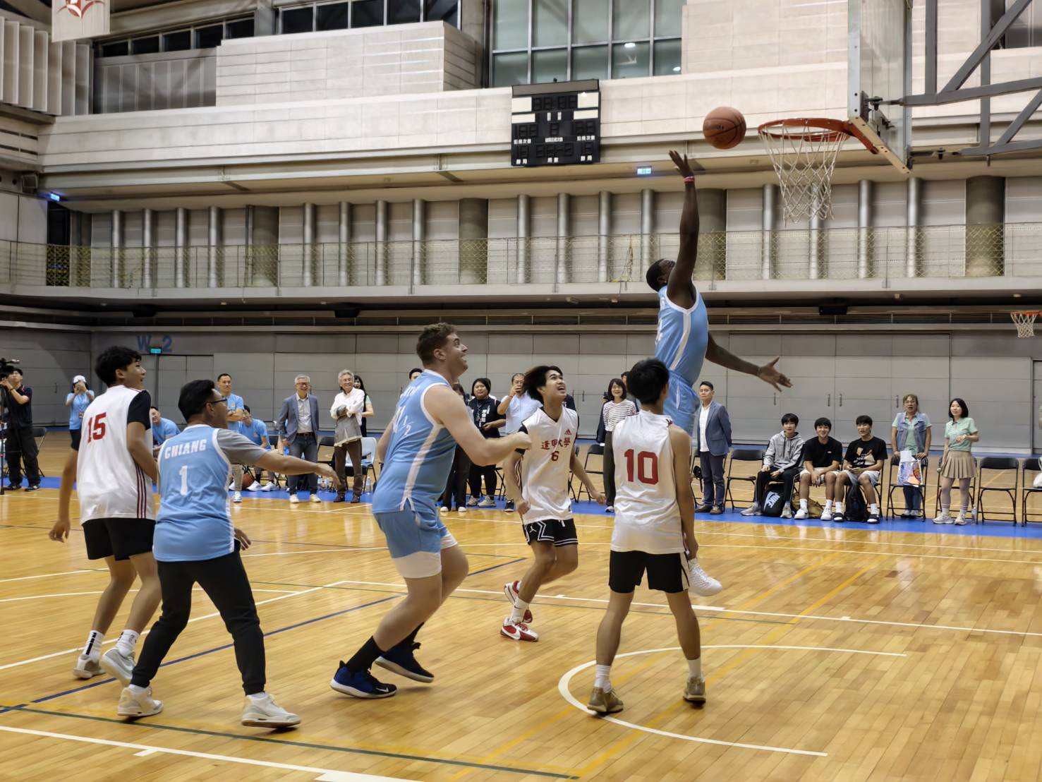 3對3友善籃球賽現場氣氛熱烈,傳遞尊重與共融精神。