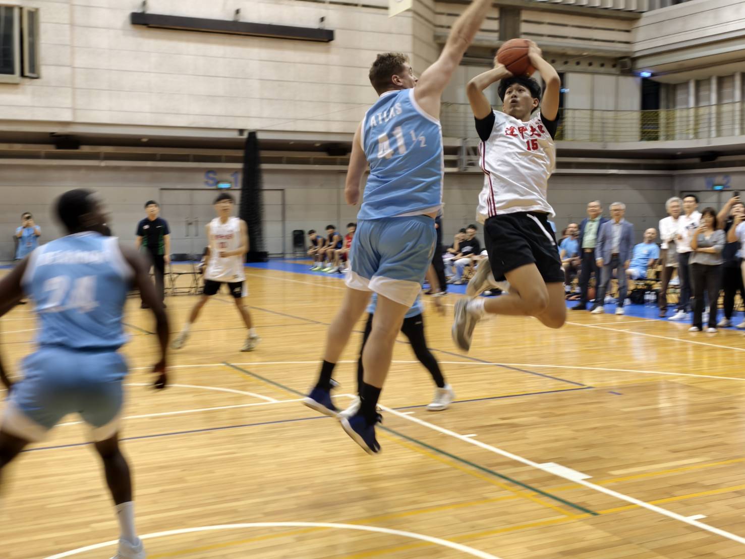 3對3友善籃球賽現場氣氛熱烈,傳遞尊重與共融精神。