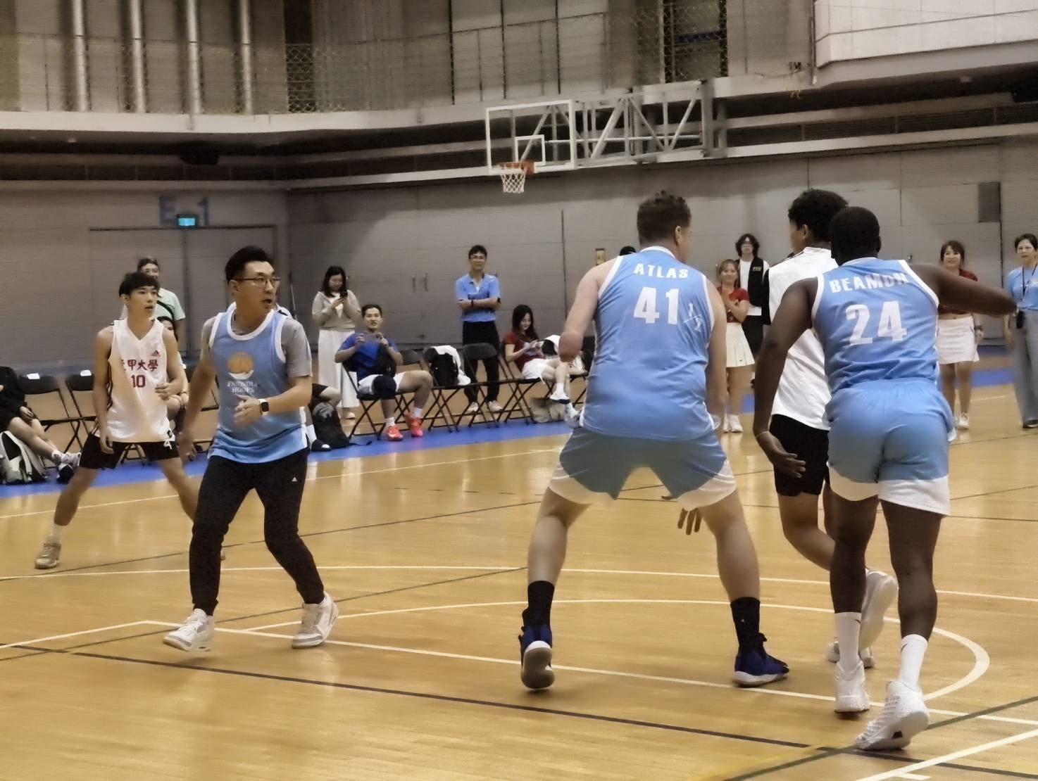 3對3友善籃球賽現場氣氛熱烈,傳遞尊重與共融精神。