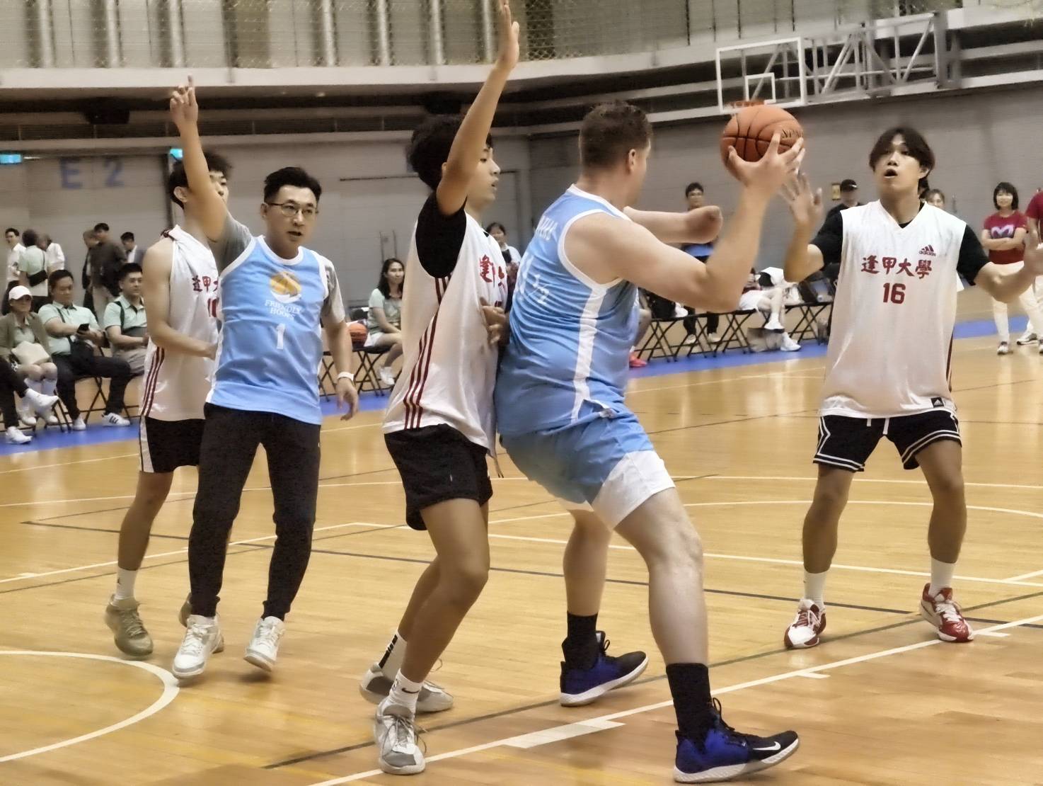 3對3友善籃球賽現場氣氛熱烈,傳遞尊重與共融精神。