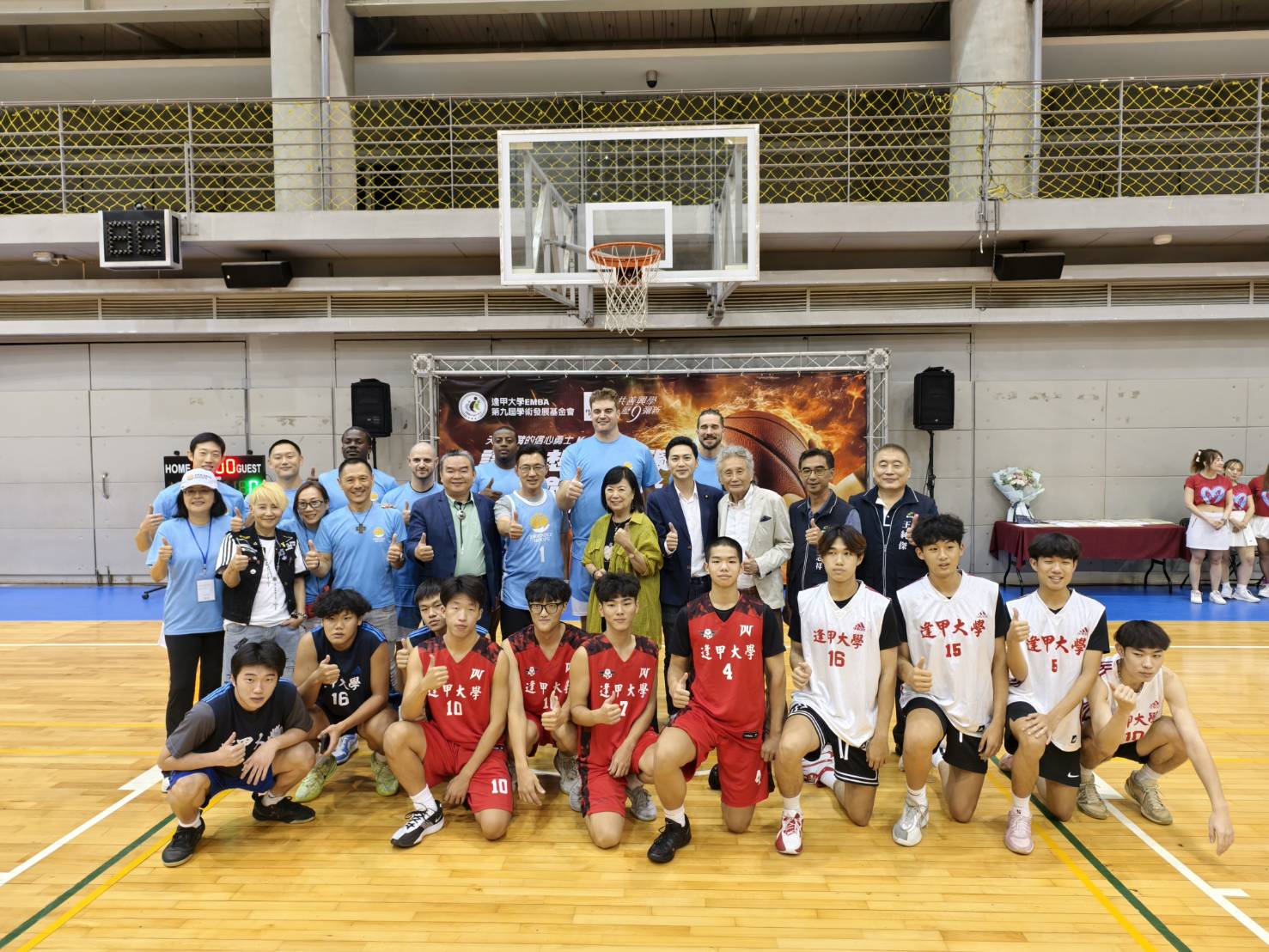 江啟臣副院長換上球鞋上場投籃,展現對運動平權的支持。