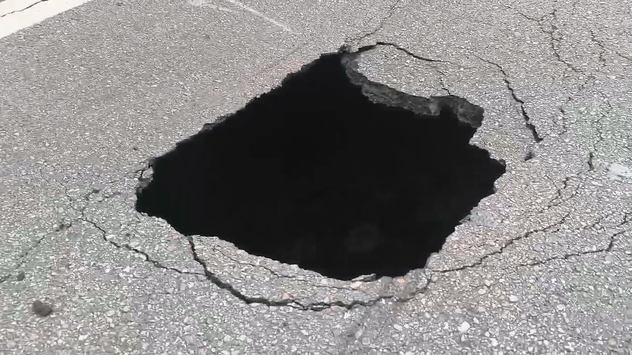 ▲北市柏油路坑洞。（民眾提供）