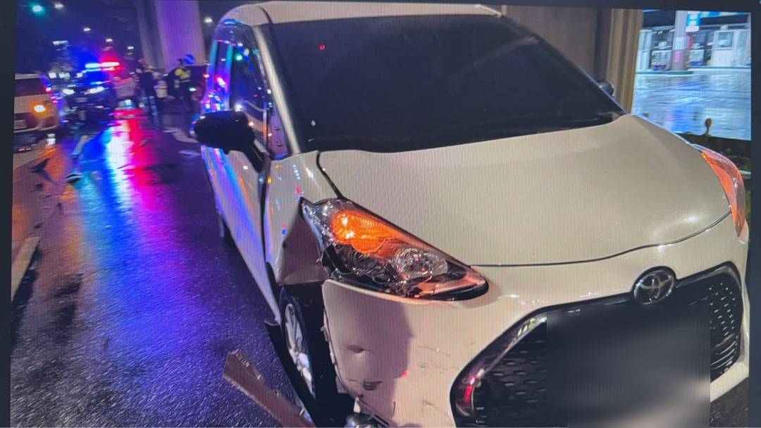 ▲汽車車頭凹陷變形。（翻攝畫面）