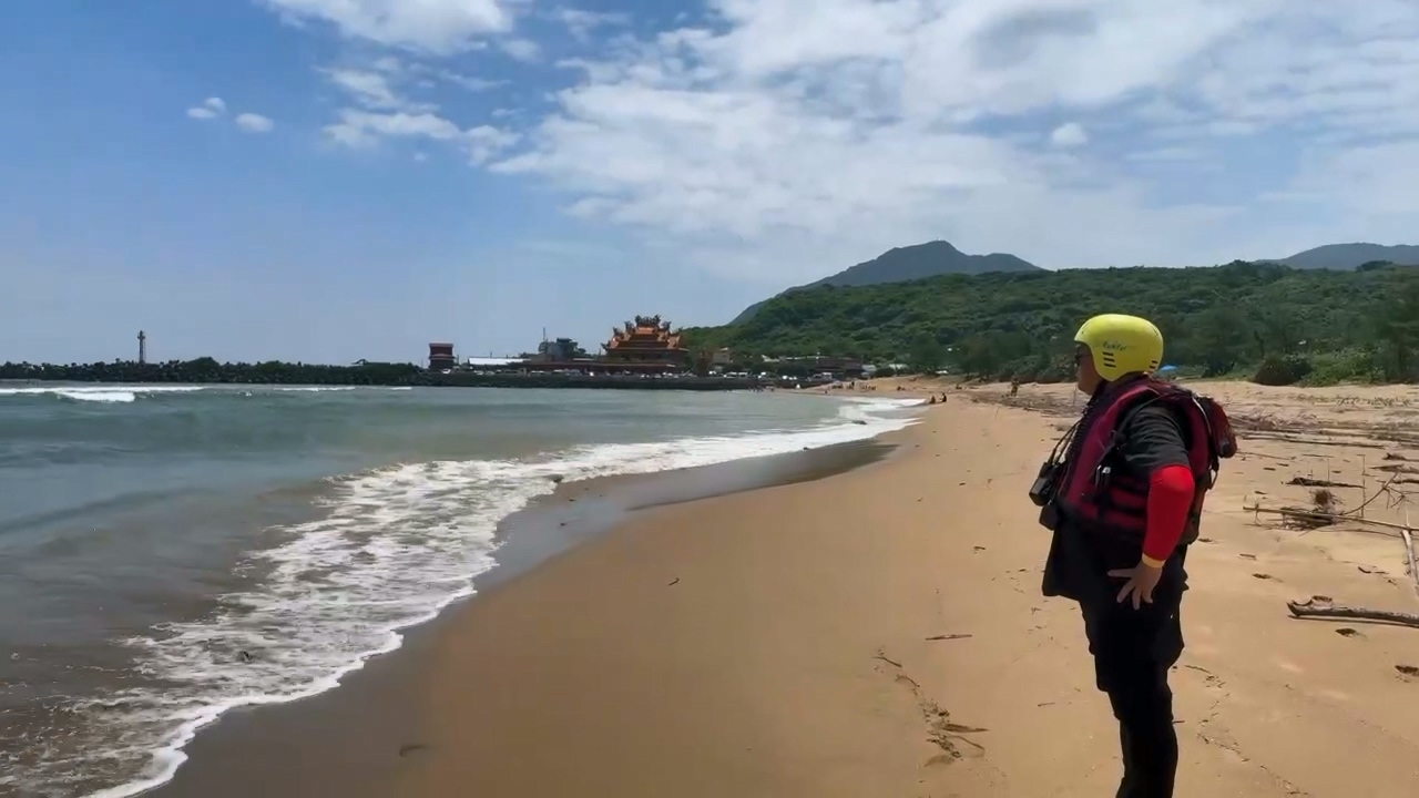 ▲美籍男大生赴貢寮戲水遭浪捲走。（翻攝畫面）