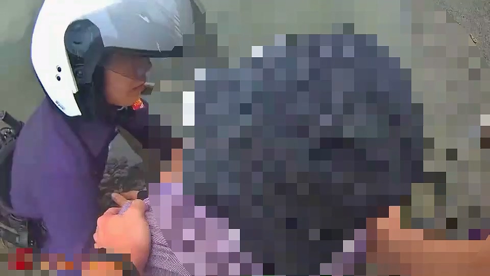 ▲婦人落水獲救。（翻攝畫面）