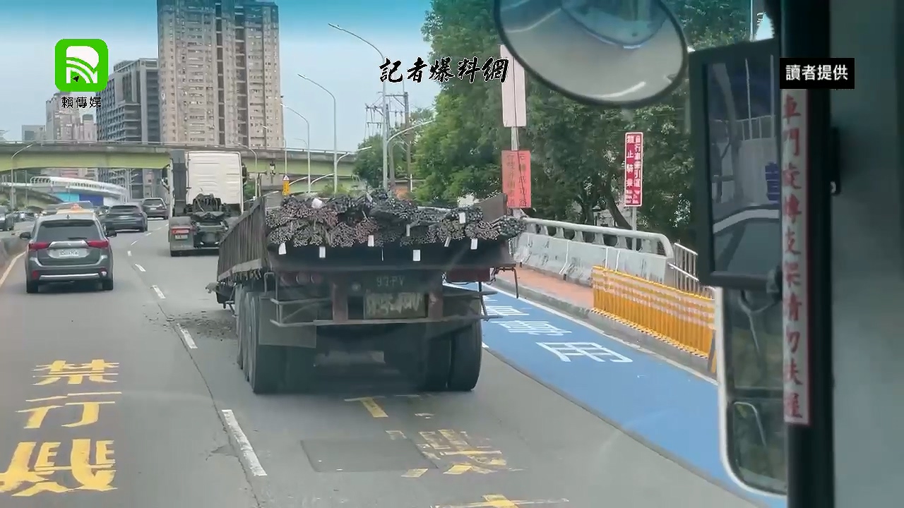 ▲車輛卡在路中央。（讀者提供）