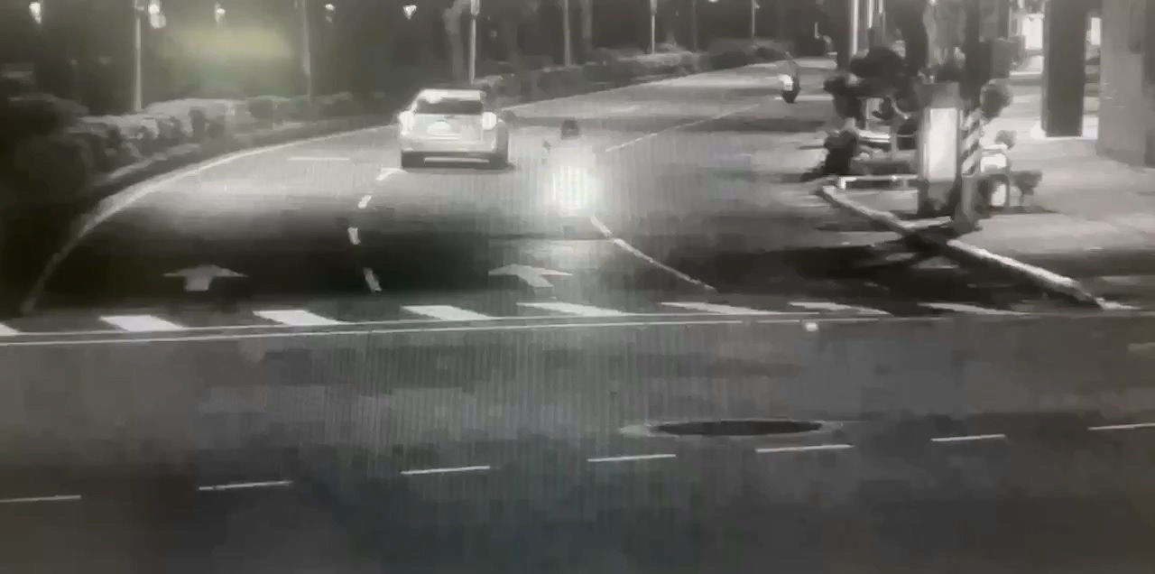 ▲白車自撞後一度釀停電。（翻攝畫面）