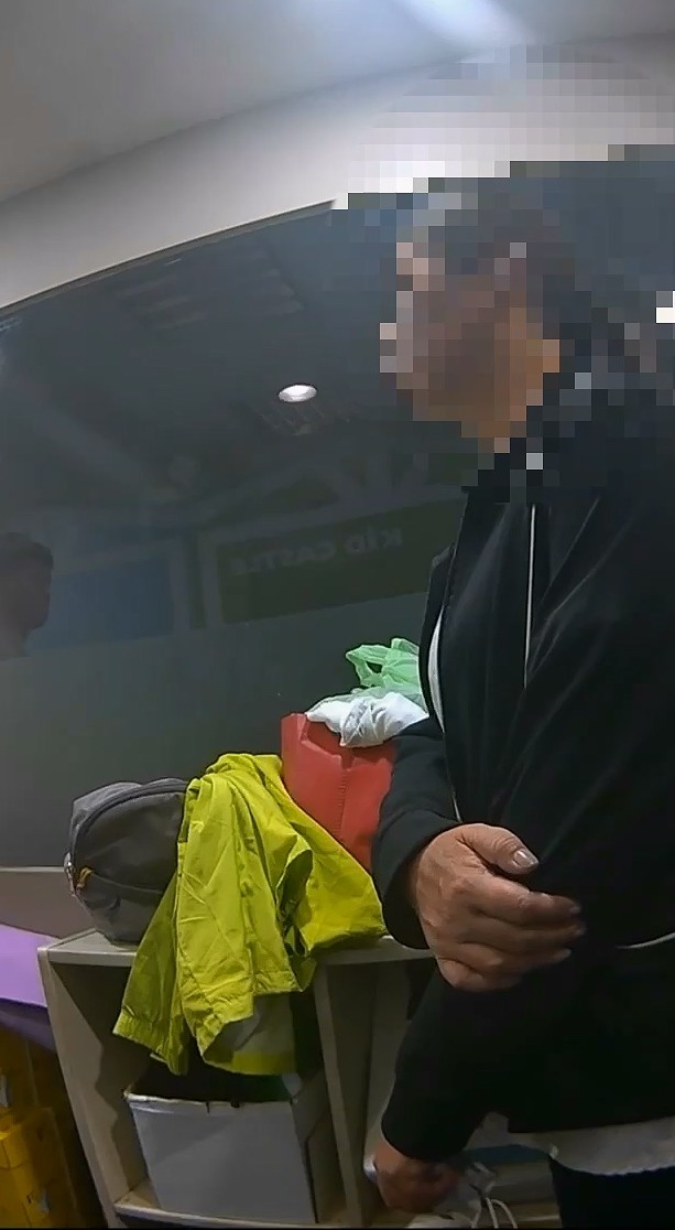 ▲女車手把孩子留在家。（翻攝畫面）