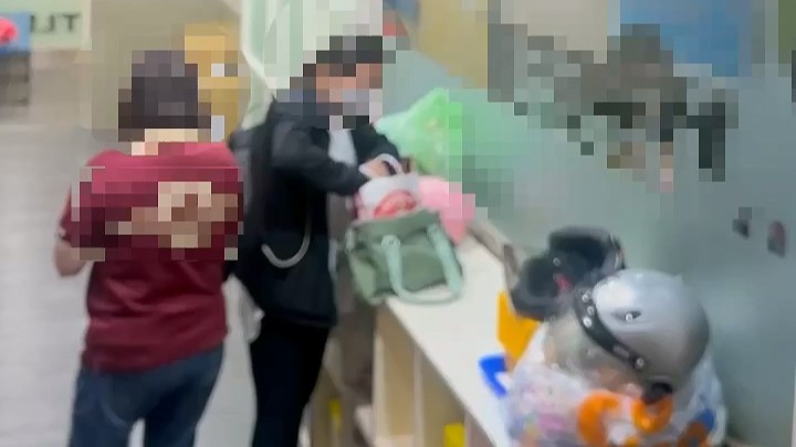▲車手與被害人交易。（翻攝畫面）