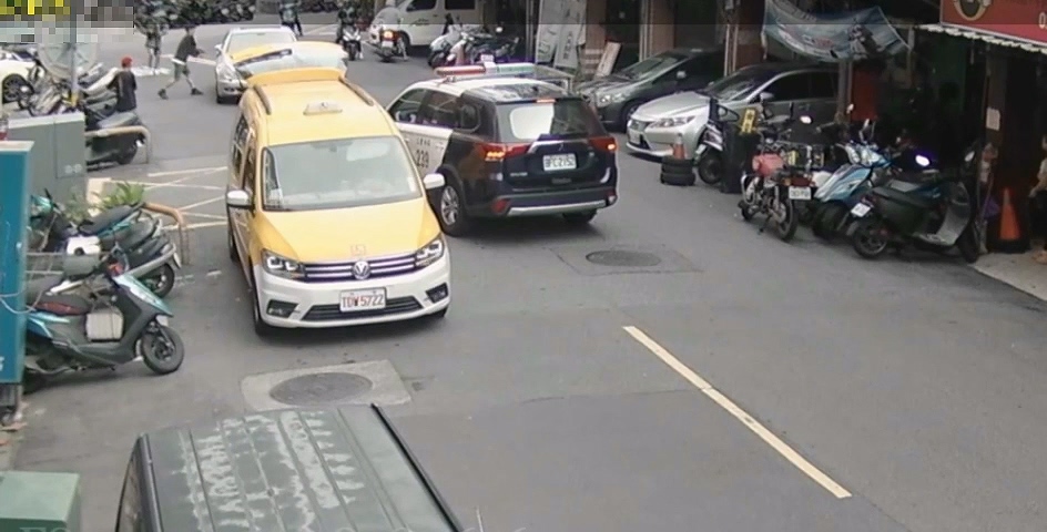 ▲警方抓捕車手。（翻攝畫面）