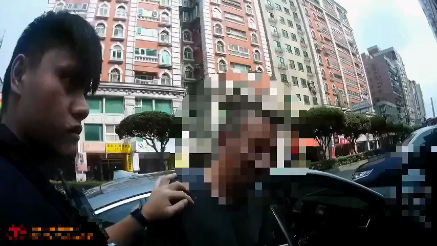 ▲男子駕駛車輛懸掛他人車牌。（翻攝畫面）