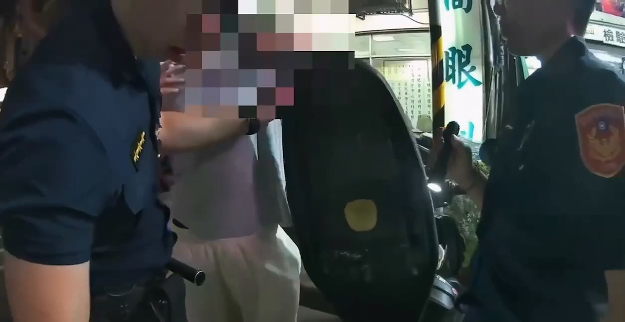 ▲員警查看車廂。（翻攝畫面）