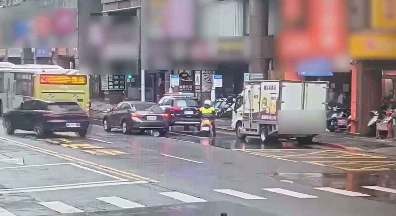 ▲警方獲報後到場。(翻攝畫面) ▲警方獲報後到場。(翻攝畫面)