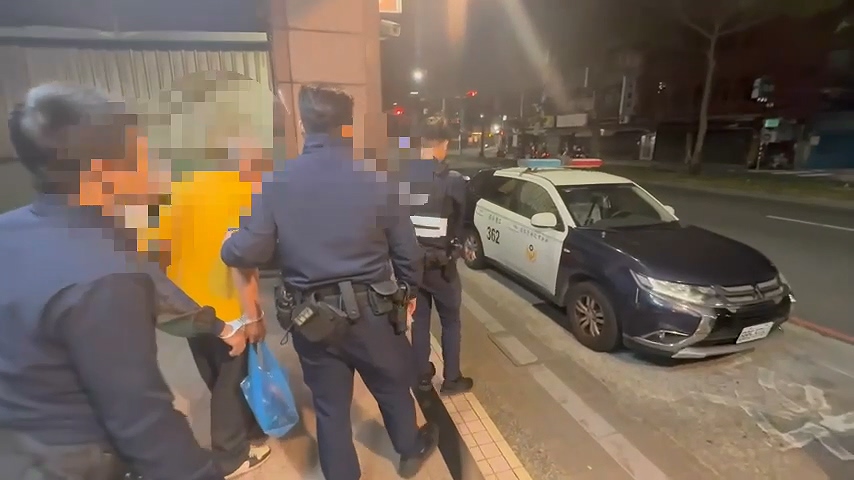▲3人遭警方帶回。(翻攝畫面)