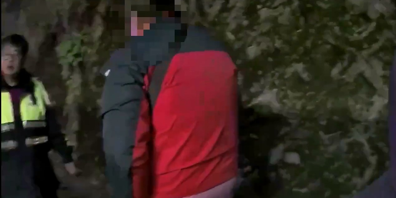 ▲男子被警方帶下車。（翻攝畫面）