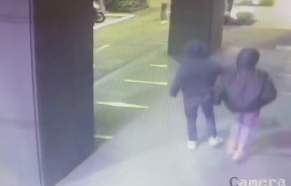 搭計程車吵架沒完沒了!乘客竟糾眾圍堵司機 9人全被抓 搭計程車吵架沒完沒了!乘客竟糾眾圍堵司機 9人全被抓