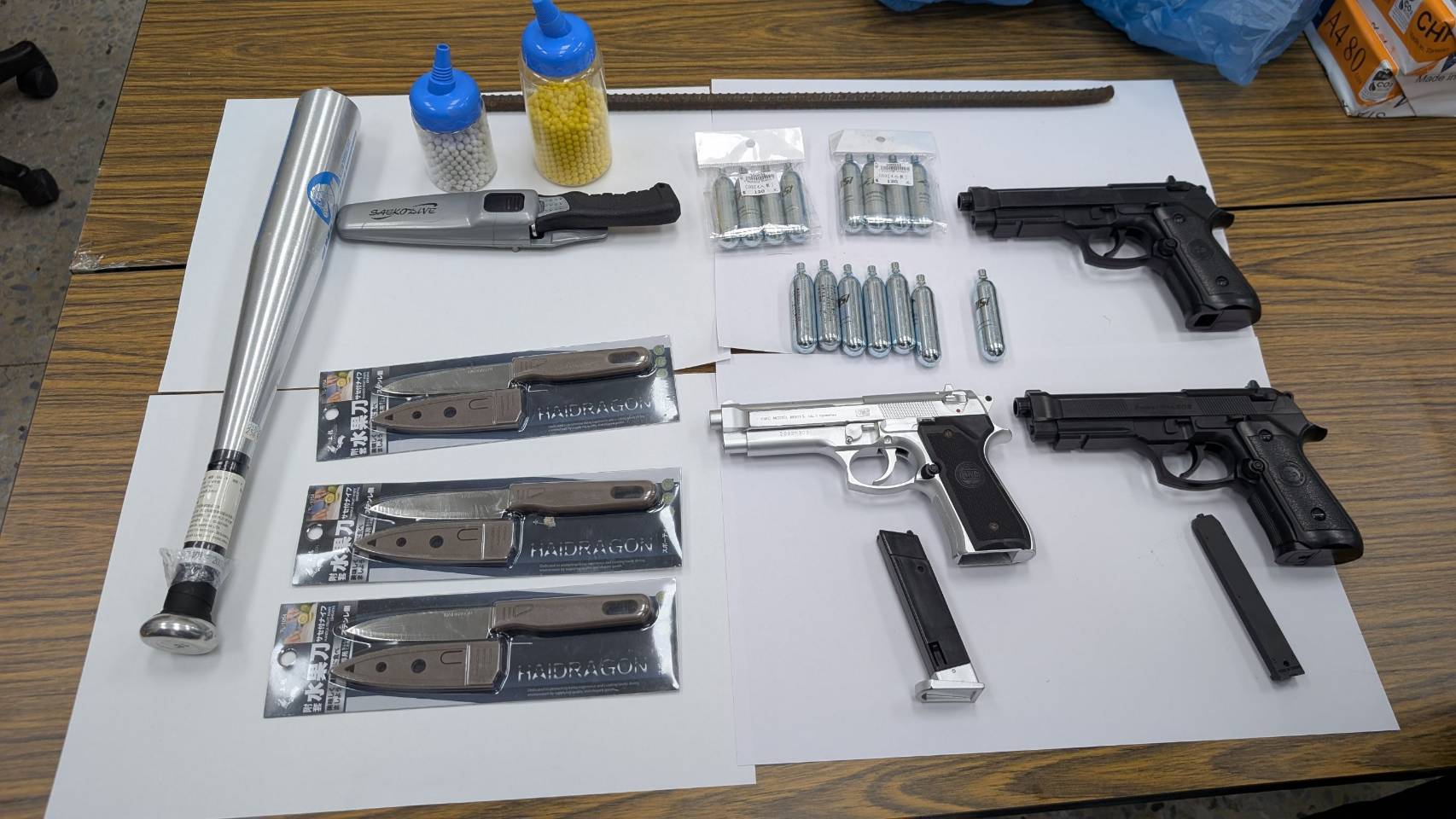 ▲帶刀、槍、球棒開戰輸贏(圖/記者王俊勝 翻攝)