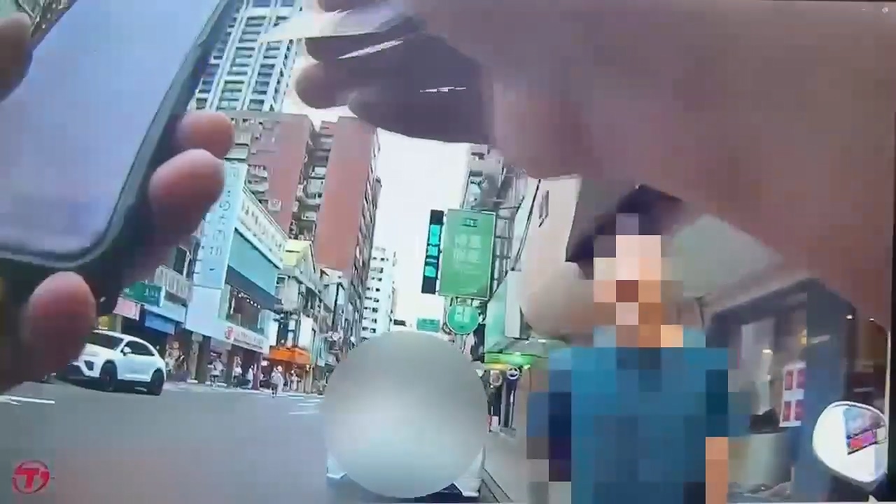 ▲男子嗆警有牌流氓。（翻攝畫面）