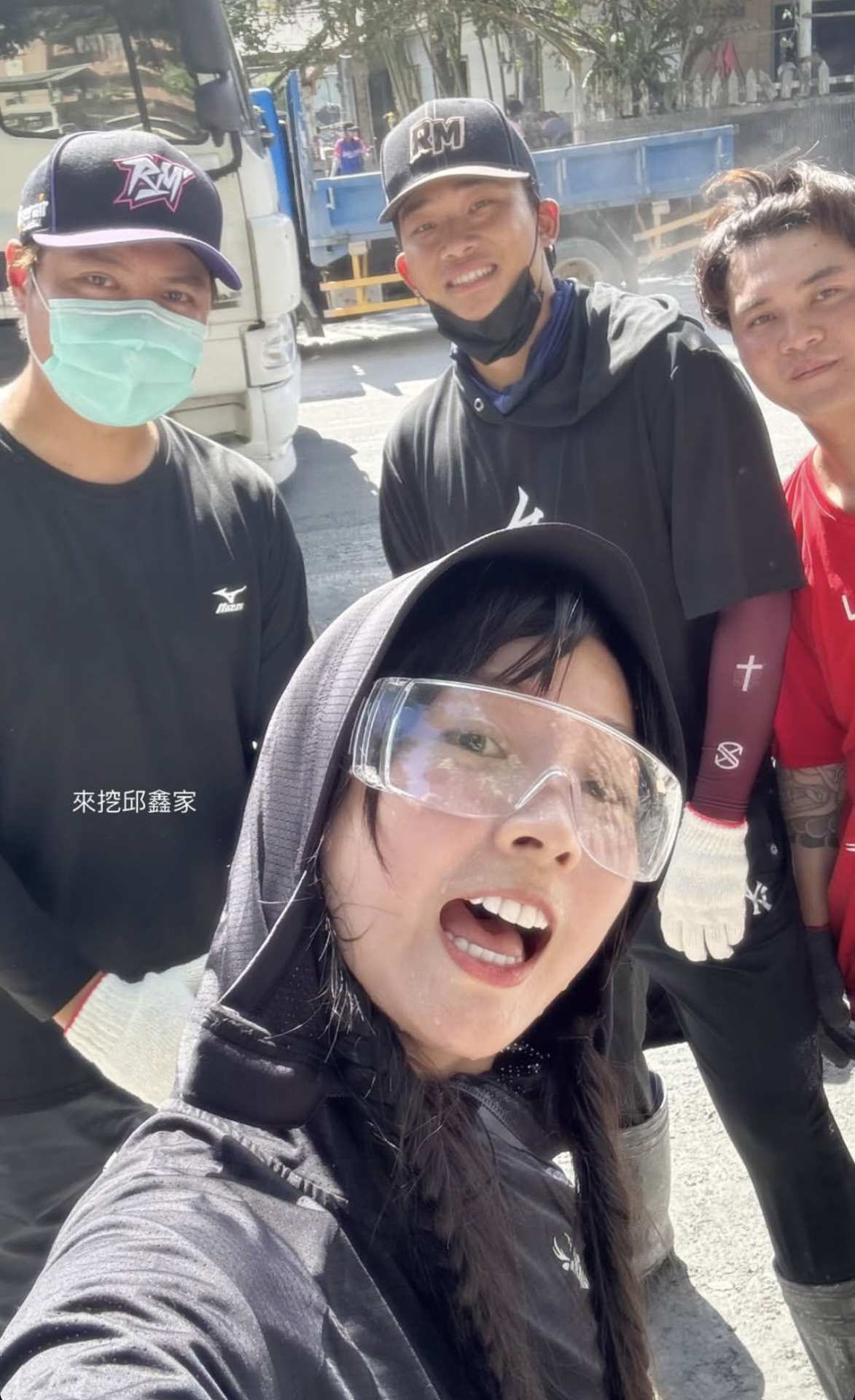 籃籃挺進災區，協助清理作業。（圖／翻攝籃籃IG）