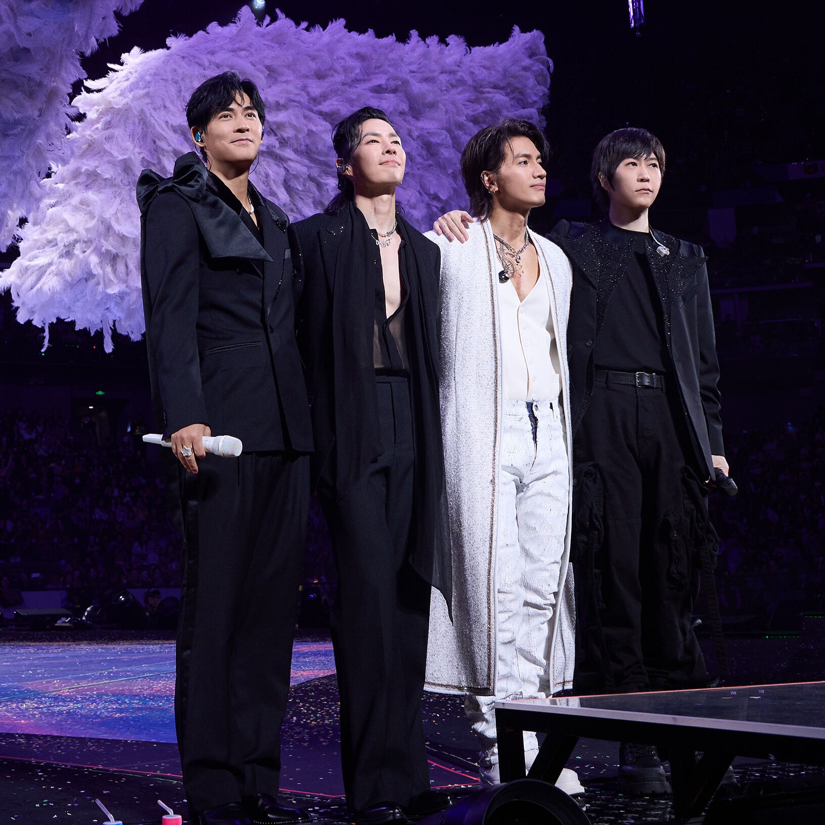 阿信演唱時不慎摔落舞台。（圖／相信音樂）