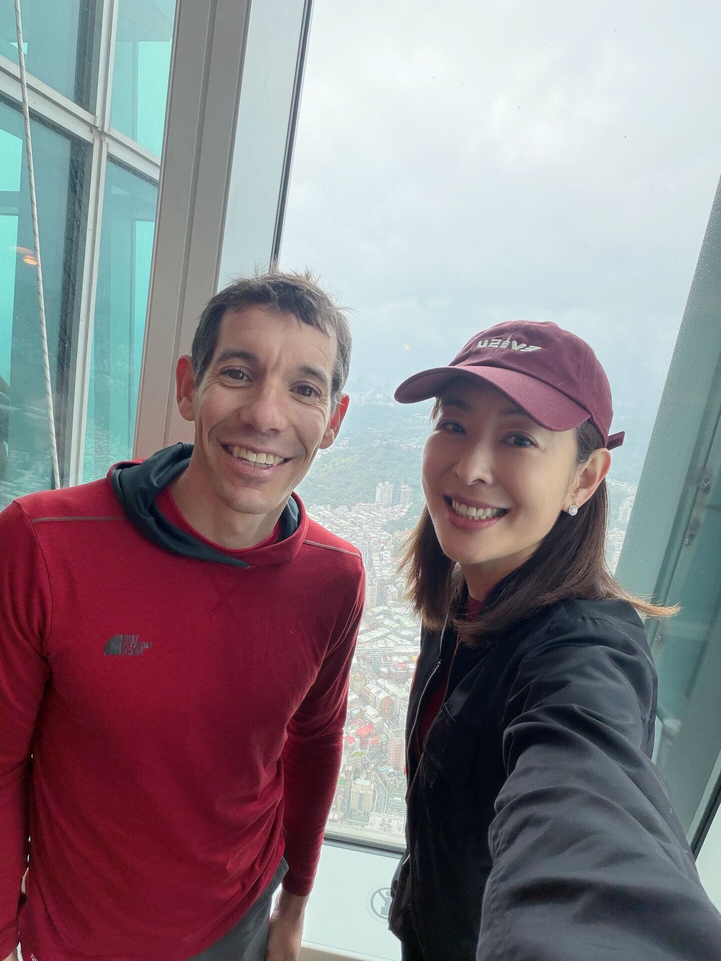 美國攀岩名將霍諾德24日挑戰徒手攀登台北101。（圖／翻攝賈永婕臉書）