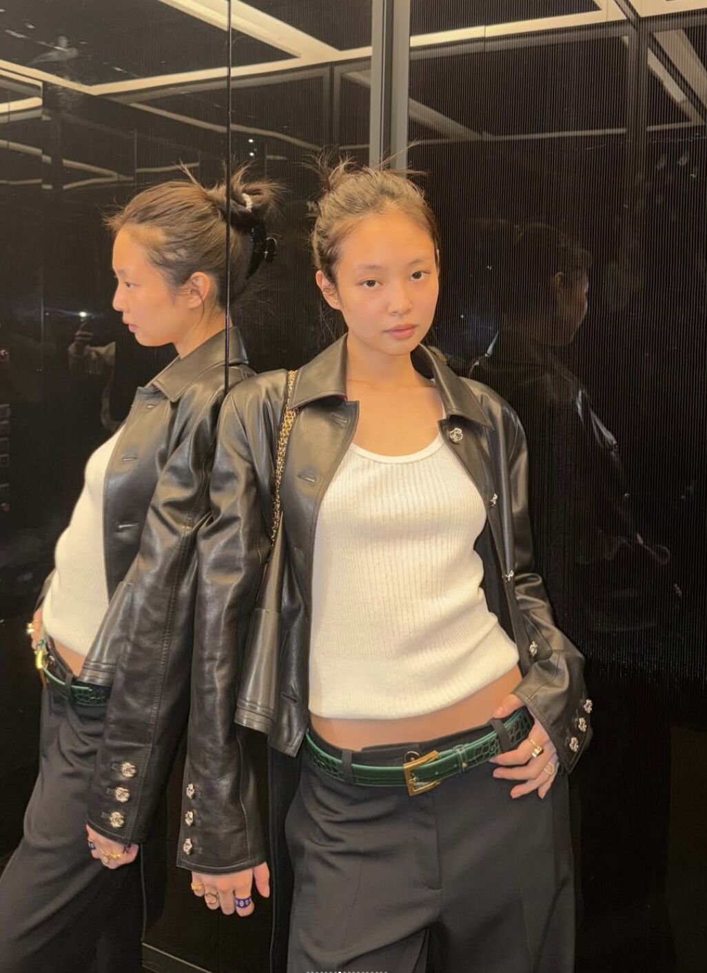 Jennie分享自拍照,卻遭網友酸「鏡子忘記修圖」。(圖/翻攝Jennie IG)