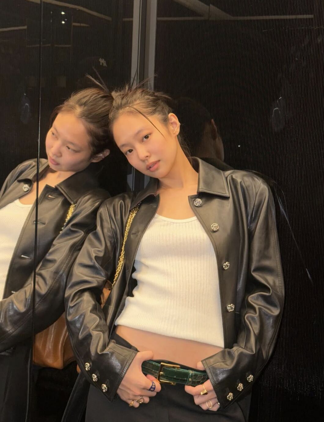 Jennie分享自拍照,卻遭網友酸「鏡子忘記修圖」。(圖/翻攝Jennie IG)