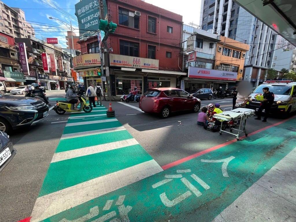 八德73歲婦人走斑馬線遭撞傷　警方：駕駛未禮讓恐挨最高3萬6罰單